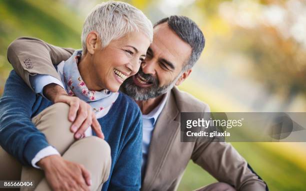 mitte alter paar in einem park - couple short hair stock-fotos und bilder