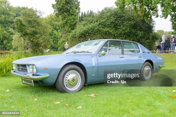 iso rivolta fidia of iso fidia klassieke italiaanse vier-deurs sedan - rivolta stockfoto's en -beelden