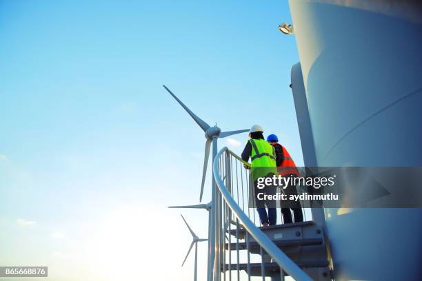 ingenieure wind turbine - bauingenieurwesen stock-fotos und bilder