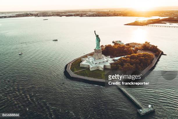 statua della libertà a new york - autumn in new york foto e immagini stock
