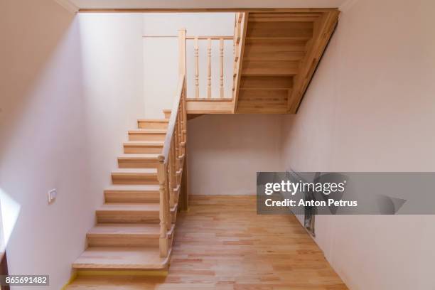 new wooden staircase in the interior of a private house - ballustrade stockfoto's en -beelden