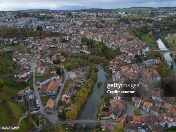 luchtfoto van fribourg stadsgezicht - xenotar stockfoto's en -beelden