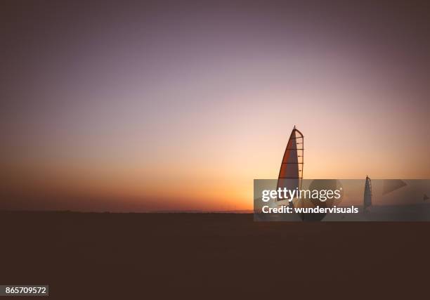 professionele land zeilen atleten concurreren op strand competitie - zeilwagen stockfoto's en -beelden