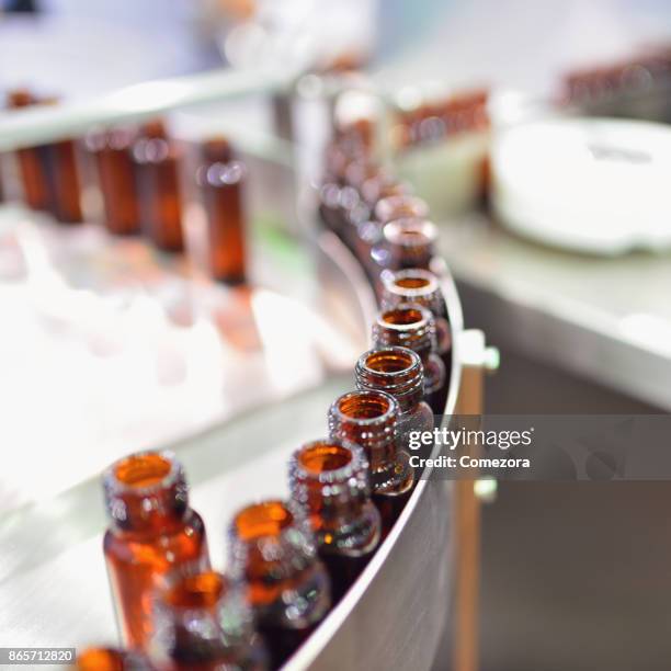 liquid bottle filling production line - reagente - fotografias e filmes do acervo