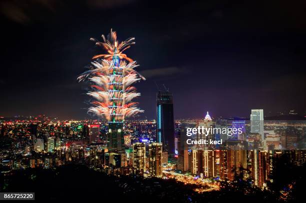 taipei 101 scraper - taipei 101 stock pictures, royalty-free photos & images