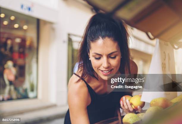 toeristische vrouw winkelen in st-tropez - st tropez stockfoto's en -beelden