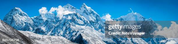 panorama delle cime innevate delle cime delle montagne kangtega 6782m thamserku 6623m himalaya nepal - kangtega foto e immagini stock