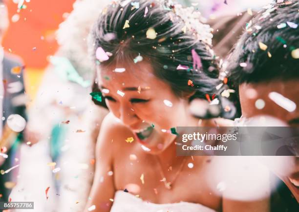 hochzeit konfetti braut und bräutigam - wedding couple happy stock-fotos und bilder