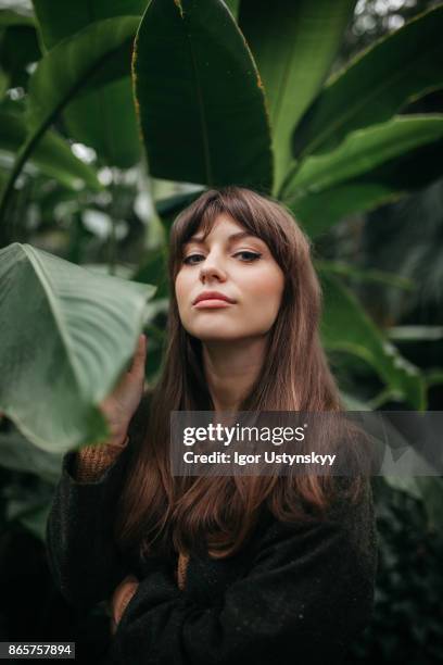 woman resting in the garden - fashion for peace stockfoto's en -beelden