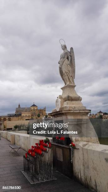 statue of angel san rafael on roman bridge. cordoba, spain - anjo da guarda imagens e fotografias de stock