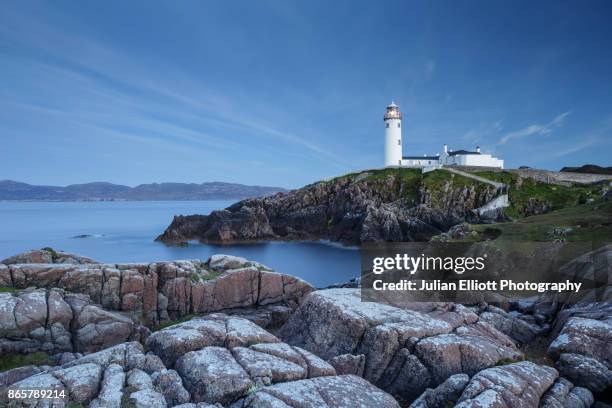 fanad head lighthouse on the fanad peninsula, ireland. - republic of ireland imagens e fotografias de stock