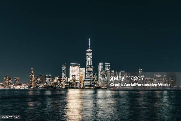 skyline von lower manhattan, new york skyline bei nacht - lower manhattan stock-fotos und bilder