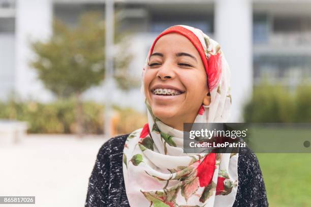 mujeres musulmanas jóvenes felices - funny black girl fotografías e imágenes de stock