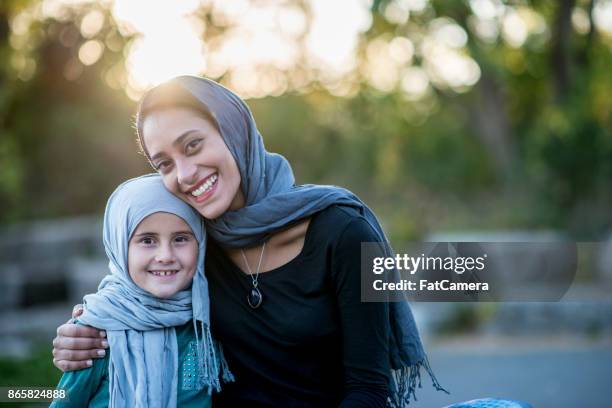 glückliche familie  - happy muslim stock-fotos und bilder