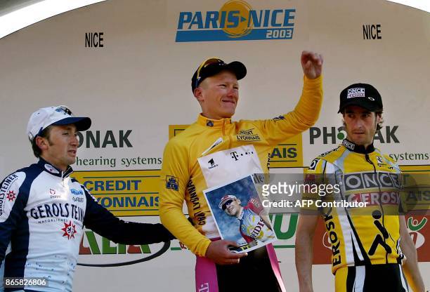 Le Kazakh Alexandre Vinokourov , Telekom, l'Espagnol Mikel Zarrabeitia , Once, et l'Italien Davide Rebellin posent sur le podium, le 16 mars 2003 à...