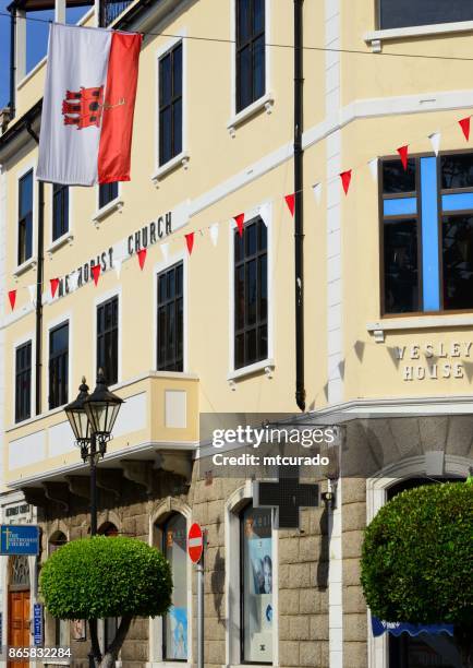 gibraltar: evangelisch-methodistische kirche - wesley house - methodist cross stock-fotos und bilder