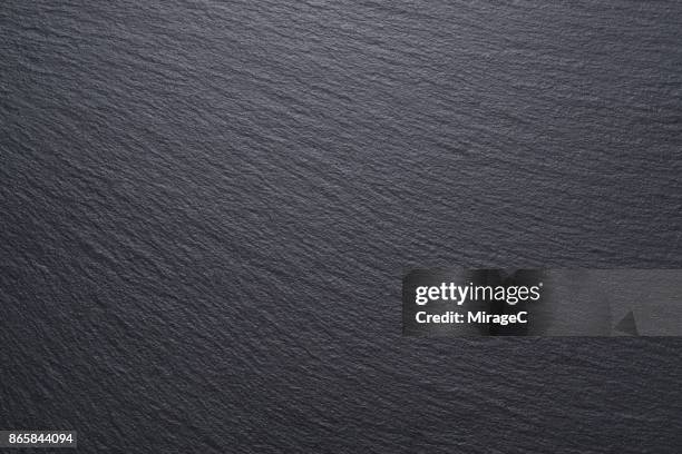 black slate texture - schieferplatten stock-fotos und bilder