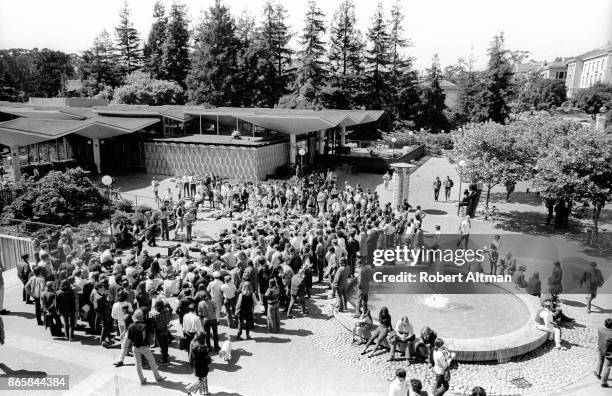 The Johnny Sunshine Pipe Joint Compound Jug Band performs on the U.C. Berkeley Campus on May 18, 1969 in Berkeley, California. JOHNNY SUNSHINE PIPE...