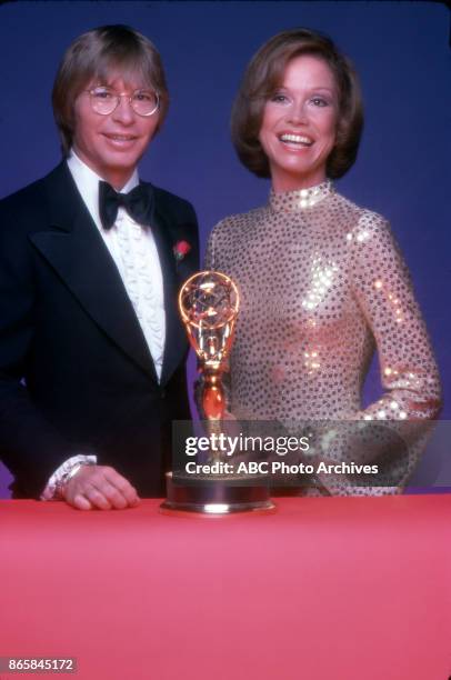 John Denver and Mary Tyler Moore at the 28th Annual Primetime Emmy Awards on May 17, 1976 at The Shubert Theatre in Los Angeles, California