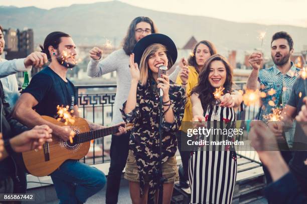 amigos en la terraza escuchando una banda de música - fraternity band fotografías e imágenes de stock