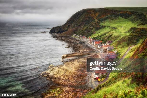 the village of crovie - grampian scotland photos et images de collection