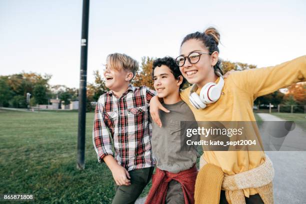 tieners met plezier - couple school stockfoto's en -beelden