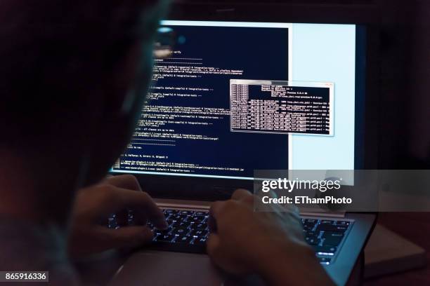 looking over the shoulder of a hacker - omkijken stockfoto's en -beelden