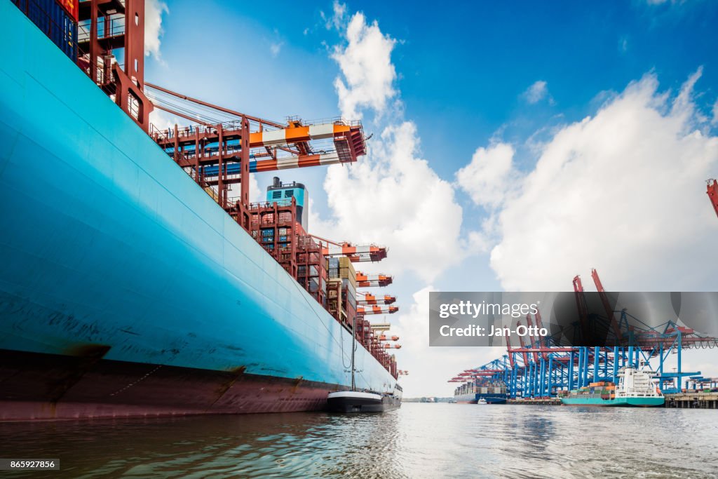 Container schip in de haven van Hamburg