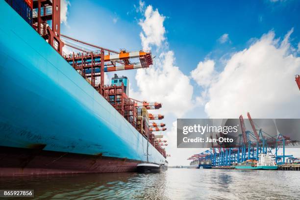 container ship in hamburg harbour - porto imagens e fotografias de stock