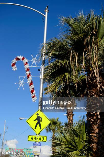 christmas decoration at las vegas city, nevada, usa - segnale di direzione obbligatoria foto e immagini stock