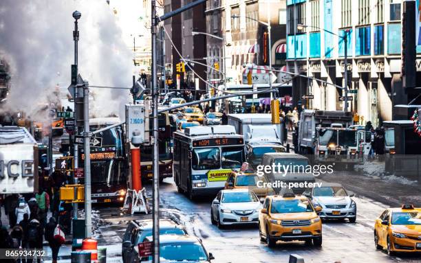 manhattan street scene - nyc winter - midtown manhattan stock pictures, royalty-free photos & images
