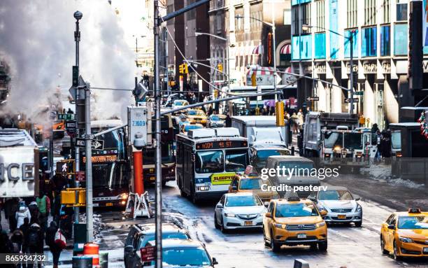 manhattan street scene - nyc winter - new york city snow stock pictures, royalty-free photos & images