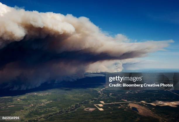 a plume of smoke - fort mcmurray canada stock pictures, royalty-free photos & images