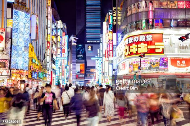 folla di persone che attraversano street a tokyo, giappone - prefettura di tokyo foto e immagini stock