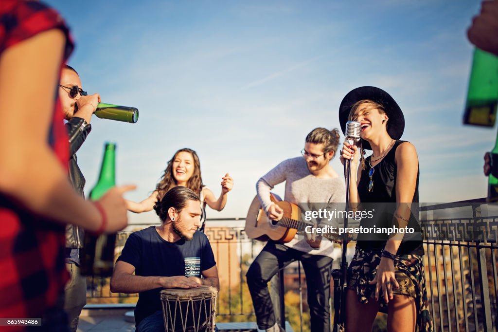 Grupo de amigos celebran con un concierto en la azotea