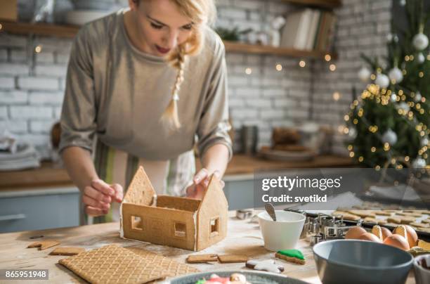 süße weihnachts-tradition - gingerbread house stock-fotos und bilder