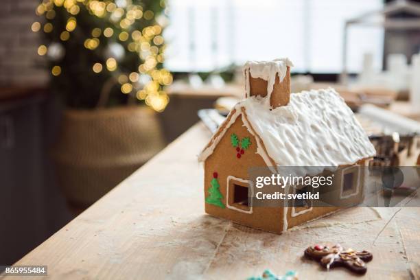 weihnachten in küche - gingerbread house stock-fotos und bilder