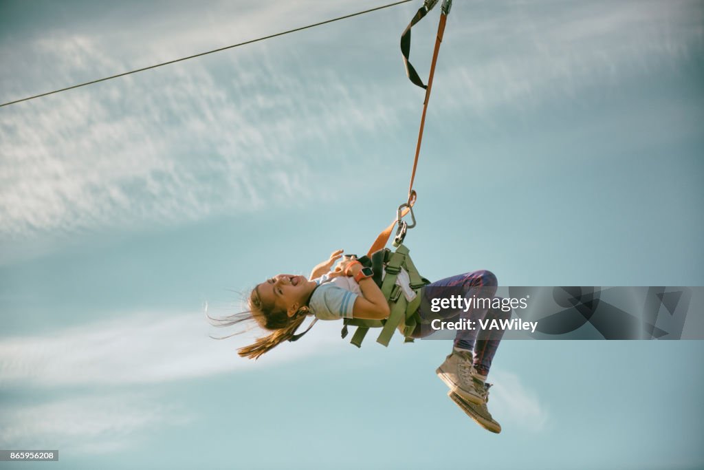 Niños riendo tirolesas