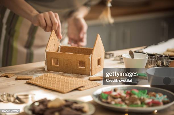 het zoete huis gebouw - gingerbread house stockfoto's en -beelden