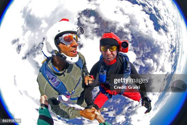 point of view of a parachutist with a fish lens. - fish eye lens stockfoto's en -beelden