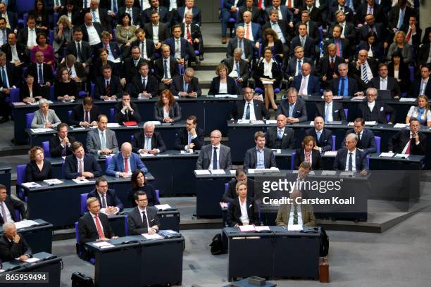 On the left side sitting members of the Free Democratic Party faction and members of the right-wing Alternative for Germany faction on the right side...