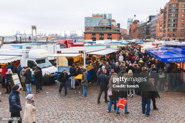 residenti locali e turisti nel mercato del pesce di amburgo. - fischmarkt hamburg foto e immagini stock