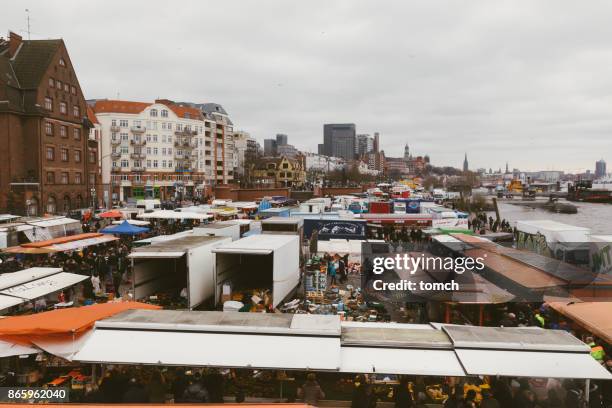 residenti locali e turisti nel mercato del pesce di amburgo. - fischmarkt hamburg foto e immagini stock