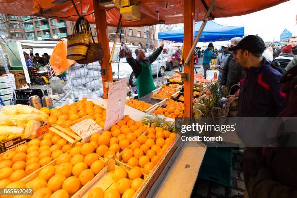 commercio di frutta nel mercato del pesce di amburgo. - fischmarkt hamburg foto e immagini stock