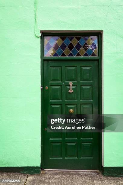 sneem, the green front door - sneem fotografías e imágenes de stock