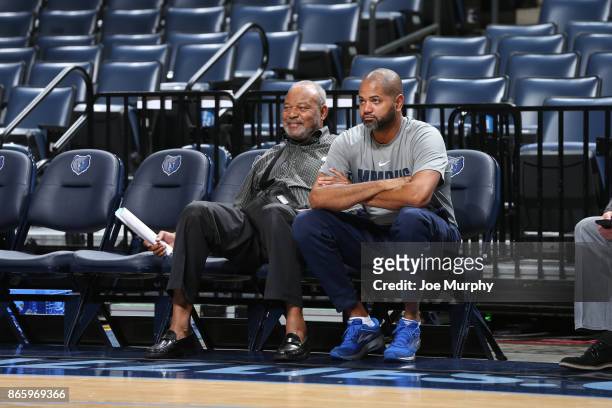 Bernie and J.B. Bickerstaff chats prior to the game of the Golden State Warriors against the Memphis Grizzlies on October 21, 2017 at FedExForum in...