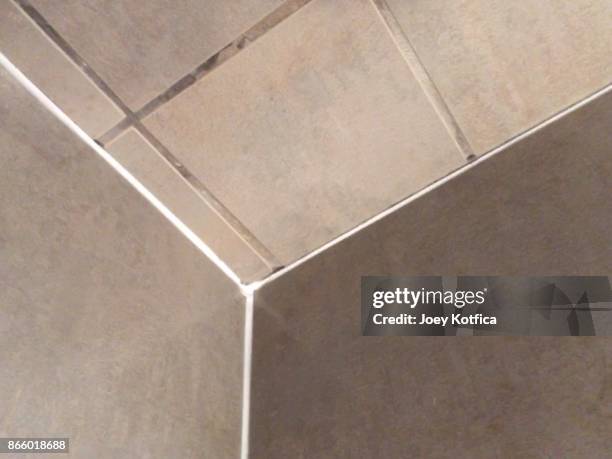 fresh caulk on shower tile - caulk stockfoto's en -beelden