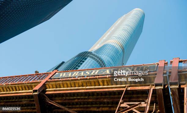 wabash avenue bridge sign with downtown chicago skyscrapper buildings - wabash stock pictures, royalty-free photos & images