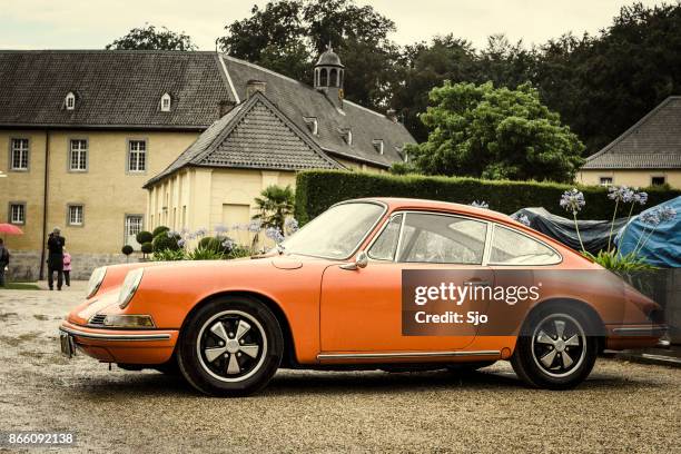 porsche 911 vintage classic sports car - porsche 911 imagens e fotografias de stock