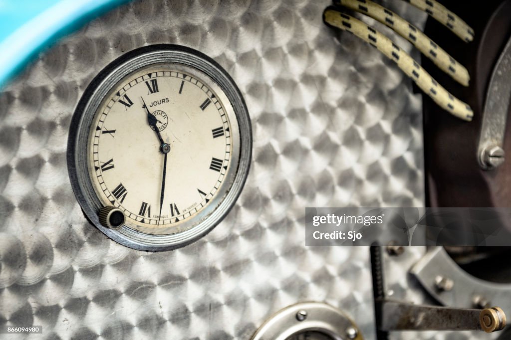Bugatti Typ 35 Oldtimer Rennen Auto Armaturenbrett Uhr Stock-Foto - Getty  Images